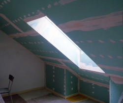 Łazienka na poddaszu zabudowana zielonymi, odpornymi na wilgoć płytami g-k