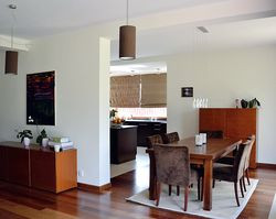 Właściciele samodzielnie aranżowali wnętrza. Stworzyli w nich przytulną atmosferę. Meble w kuchni i w innych strefach budynku wykonali na zamówienie u stolarza. Fachowcy zastosowali współczesne wzornictwo zgodnie z najnowszymi trendami