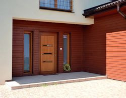 Przy głównym wejściu do budynku ułożono drewnianą okładzinę. Zastosowano trwałą sosnę syberyjską. Dziedziniec przed budynkiem utwardzono betonową kostką