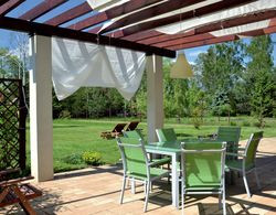 Płyta tarasu znajduje się na poziomie gruntu. Rozciąga się wzdłuż całej elewacji ogrodowej i ma wymiary 16 × 5,5 m. Posadzkę tworzą płyty betonowe imitujące naturalny piaskowiec. Tak duży taras na ziemi znakomicie się sprawdza. Był tańszy w budowie, bo nie ma fundamentu, ani betonowej płyty