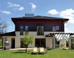 Zamiast wykończeń sztukaterii i dekoracyjnych gzymsów, na poziomie piętra ułożono okładzinę z klinkieru w kolorze ciemnej czekolady oraz z sosny syberyjskiej. Resztę elewacji wykończono tynkiem silikatowym w kolorze ecru. Na dachu umieszczono kolektory słoneczne