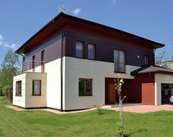 Właściciel zrezygnował z dwóch półokrągłych balkonów na piętrze (z tyłu i od strony frontu), a ich istnienie zamarkował prostymi barierkami ze stali nierdzewnej. Duży balkon zbudował natomiast nad wykuszem (nad kuchnią), uznając, że od strony południa będzie bardziej przydatny