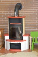 Piec kominkowy ze stali i ceramiki wykorzystywany jest okazyjnie, ale bardzo się przydał podczas zimowej czterodniowej awarii kondensacyjnego kotła gazowego. Mimo braku systemu DGP, ogrzał cały dom. W kominku pali się drewnem i brykietem. W każdym domu na wsi warto mieć taką alternatywę