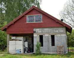 Właściciele remontują własnym sumptem domek, jaki zastali na posesji. Po adaptacji stryszku na pokój i antresolę, ma obecnie 76 m2 powierzchni. Na parterze będzie sypialnia, salonik, kuchnia i łazienka