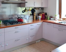 Marta i Piotr są niezachwianymi zwolennikami zamykanej kuchni, więc taka pozostała. Ma dobrą wielkość (10 m2), ale zdecydowanie brakuje przy niej spiżarni, chociażby 4 m2