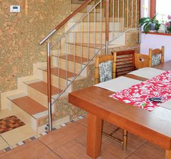 Ze względu na ogrzewanie podłogowe, w pomieszczeniach dziennych nie ma dywanów. Zabiegiem, który znakomicie wygłuszył akustyczne pomieszczenia, było położenie na ścianach przy klatce schodowej okładziny z naturalnego korka