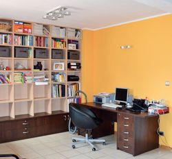 Właściciele urządzali dom bez udziału architektów wnętrz. Wiele prac wykonali samodzielnie. Podgrzewane podłogi zastosowali na całym parterze. Nawet w pokoju do pracy, przylegającym do jadalni. Usunięcie ściany działowej między tymi pomieszczeniami dało większą przestrzeń na parterze