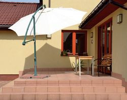 Taras ma 24 m2 powierzchni i ekspozycję zachodnią. Otacza go nawierzchnia z kostki betonowej, którą wykorzystuje się podczas spotkań w ogrodzie. Po dobudowie piętra nad salonem, można będzie wreszcie zamontować przy nim markizę. Dzięki niej taras będzie chętniej używany podczas upałów