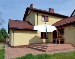 Budynek zbudowano na planie litery L. Pełne piętro, podstawowy wyznacznik podczas wybierania projektu, rozciąga się na razie tylko nad połową parteru. Nad parterowym salonem, w przyszłym roku powstanie jednak brakujący pokój. Rozbudowa powinna się zmieścić w 50 000 zł