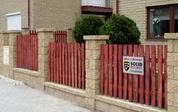 Drewniane sztachety trzeba co kilka lat przeszlifować i ponownie zabezpieczyć impregnatem. Betonowe pustaki łupane nie wymagają żadnych prac konserwatorskich