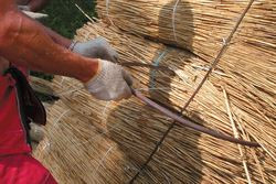 Układanie pokrycia z trzciny