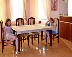 Jadalnia znajduje się w efektownym wykuszu i ma widok na frontową część ogrodu. Jest połączona z kuchnią. Podłoga wykończona została dużymi płytami polerowanego gresu. Niestety jest trudny w pielęgnacji – po umyciu pozostają na nim smugi. Weronika i Daria lubią tu jeść posiłki