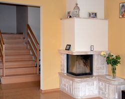 Kominek z żeliwnym wkładem firmy Yotul nie ma systemu DGP. Właściciele zbudowali komin dopiero nad kominkiem, a więc inaczej niż się tradycyjnie stosuje. Wszystkie zanieczyszczenia spadają do komory kominka, bo celowo nie zastosowano wyczystek. Łatwo je stamtąd usunąć