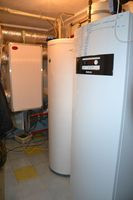 W pomieszczeniu technicznym w piwnicy znajduje się pompa ciepła z buforem centralnego ogrzewania o pojemności 300 l i urządzeniami wentylacji mechanicznej z odzyskiem ciepła