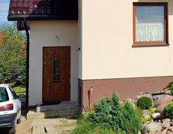 Kolorystykę budynku dobrała właścicielka. Elewację frontową dekoruje wykusz, a nie główne reprezentacyjne wejście do budynku. W przeciwieństwie do wielu budynków, wejście jest skromne i mieści się z boku budynku. Dopiero po założeniu kanalizacji powstanie przed nim utwardzony podjazd