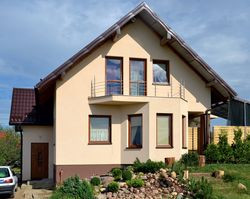 Zwarta bryła sprawia, że dom jest łatwy do ogrzania i ma krótkie ciągi komunikacyjne. Przy tarasie (20 m2 powierzchni), w ziemnej skarpie, znajduje się wymiennik gruntowy wentylacji mechanicznej z odzyskiem ciepła. Pod trawnikiem przed budynkiem dolne źródło pompy ciepła o 750 m długości