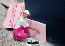 Twarde i nienasiąkliwe płyty polistyrenu ekstrudowanego (XPS) to najlepszy materiał do izolacji fundamentów