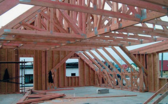 Czy ściana domu o konstrukcji szkieletu drewnianego musi być od zewnątrz pokryta płytą OSB?