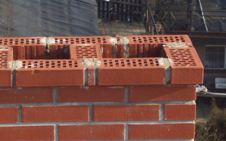 Czy wystającą ponad dach część komina można wykonać z klinkierowej cegły dziurawki?
