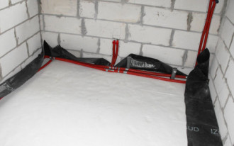 Jak prawidłowo powinny być ułożone rury instalacji grzewczej i ciepłej wody w podłodze na gruncie?