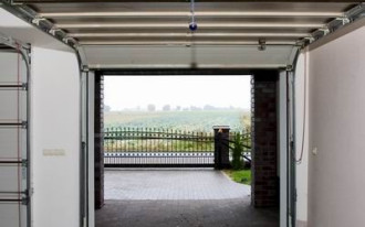 Czy automatyka bramy pomaga zabezpieczyć garaż?