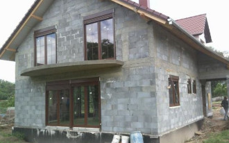 Mamy okazję kupić dom w stanie surowym zamkniętym. Jak dokończyć budowę?