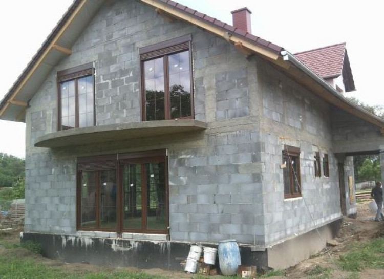 Mamy okazję kupić dom w stanie surowym zamkniętym. Jak dokończyć budowę?