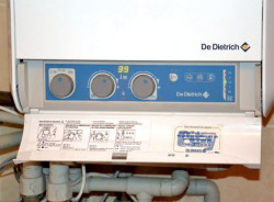 Regulacja pokrętłami termostatu na kotle opisana jest szczegółowo na rysunkach