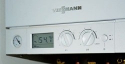 Termostat na kotle współdziała z regulatorem pokojowym i „pogodówką”