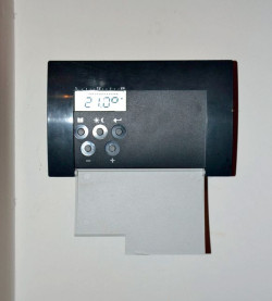 Regulator pokojowy nie powinien znajdować się nad ogrzewaniem podłogowym