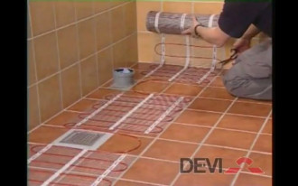 Układanie mat grzejnych ogrzewania podłogowego