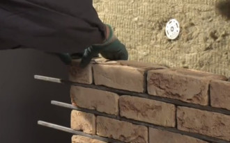Murowanie ściany z cegły ręcznie formowanej