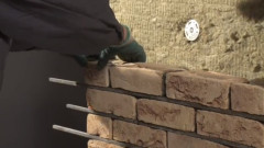 Murowanie ściany z cegły ręcznie formowanej