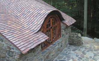 Czy porastanie dachówek mchem zmniejsza ich trwałość?