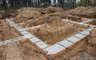 Czy w ławy fundamentowe betonowe można kłaść kamień polny?