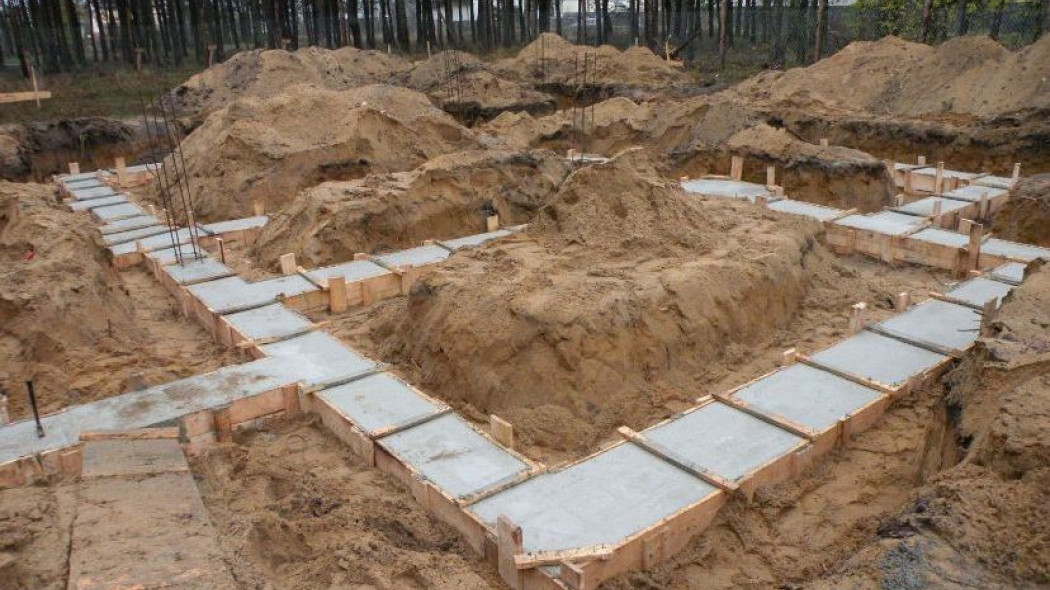 Czy w ławy fundamentowe betonowe można kłaść kamień polny?