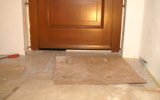 Jak uniknąć mostków cieplnych pod drzwiami?