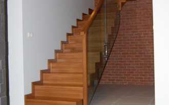 Dębowe schody dywanowe Prudlik