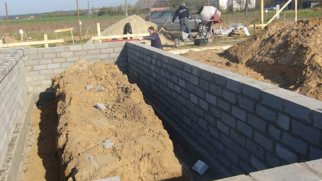 Beton, czy bloczki fundamentowe?