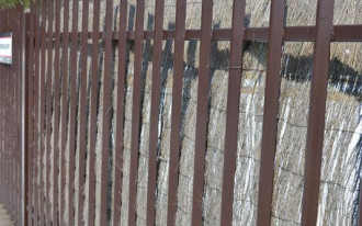 Wrzosowe maty na ogrodzeniu