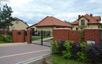 Ogrodzenie z metalu i cegły klinkierowej