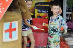 Malowanie domków z kartonów farbami Śnieżka