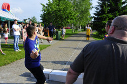 Konkurencja rzucania kostkami z betonu komórkowego