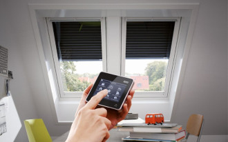 Kupując rolety elektryczne Velux można otrzymać gratis pilot wielofunkcyjny