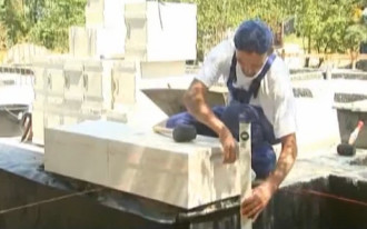 Murowanie pierwszej warstwy ściany