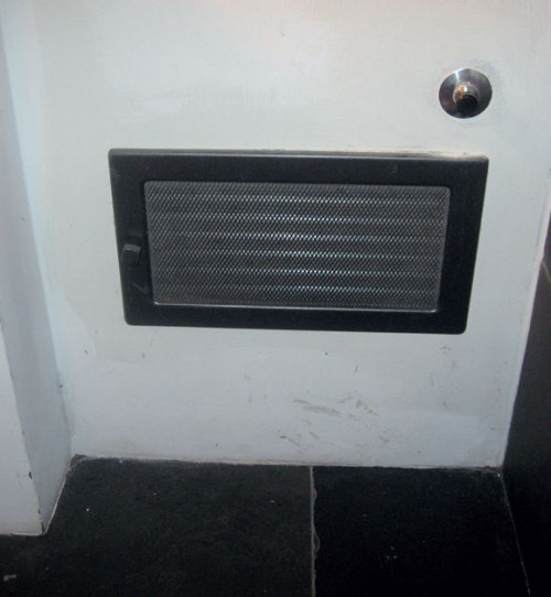 Zależnie od typu wkładu kominkowego, powietrze doprowadzane jest bezpośrednio do króćca powietrznego wkładu lub (gdy nie jest on do tego przystosowany) musimy wyprowadzić wylot w pobliże otworów wlotu do komory spalania i przykryć ozdobną kratką.