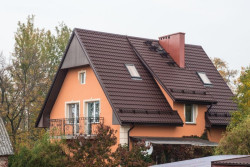 Nowe czekoladowe pokrycie dachu firmy Ruukki w Rodzinnym Domu Dziecka w Ząbrowie