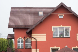 Lekka blachodachowka firmy Ruukki na dachu domu Specjalistycznej Rodziny Zastepczej z Zabierzowa Bochenskiego