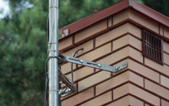 Jak poprowadzić przewody antenowe i czy bliskość komina nie będzie szkodzić antenie?