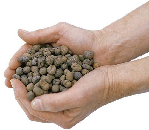 Brązowoszare granulki keramzytu